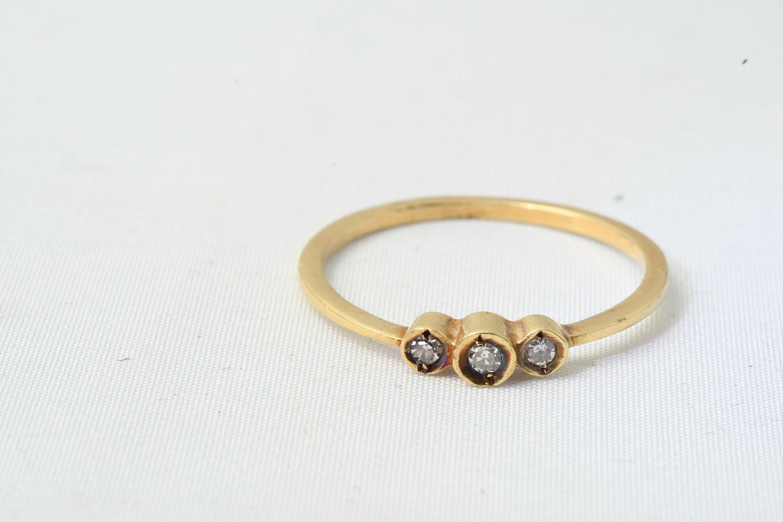 GXG283 Antique Three Diamond Gold Ring (1 of 9)