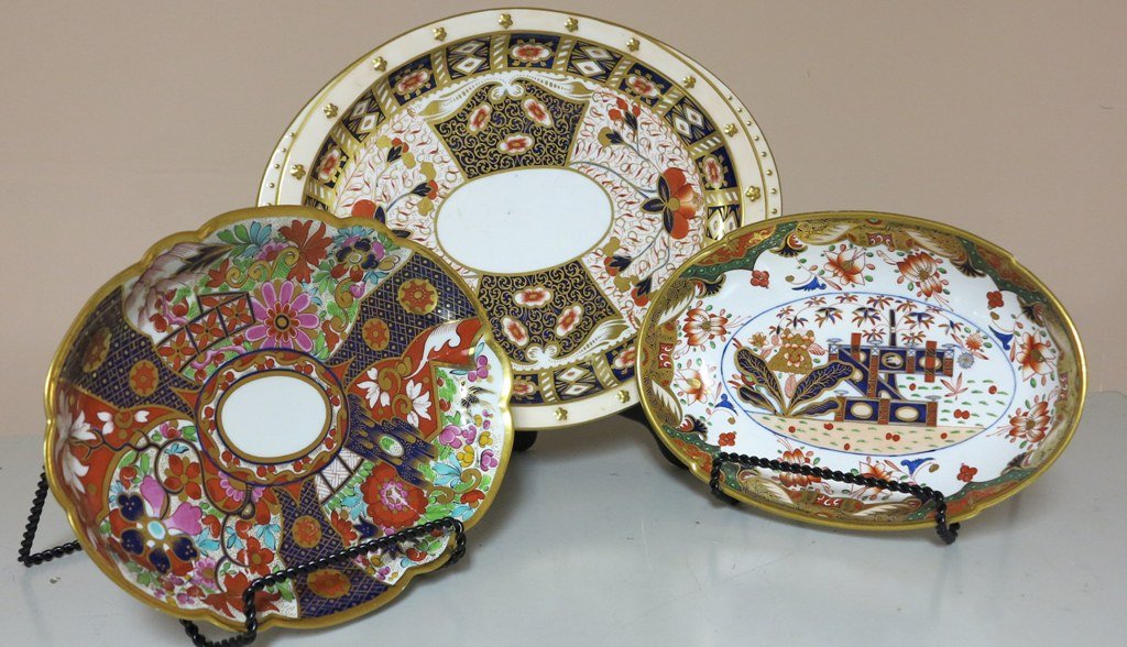 GROUP OF ANTIQUE ENGLISH IMARI OVAL SERVING DISHES: A group of three 19th Century English Spode, Davenport and Barr Flight & Barr Imari patterned oval serving dishes, all with parcel gilt decoration. The heaviest decorated dish manufactured by B.F.B., 