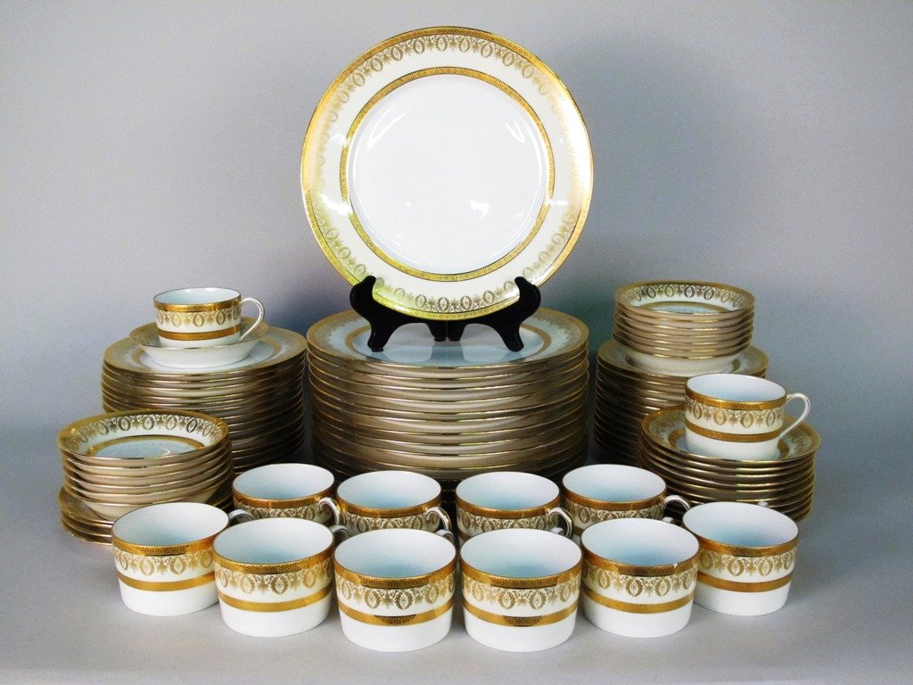 LIMOGES PARTIAL PORCELAIN DINNER SERVICE:: A Limoges Partial Porcelain Dinner Service, comprising 15 dinner plates, 15 luncheon plates, 17 dessert plates, 15 soup bowls, 11 saucers and 12 tea cups; 85 items total. Diameter of dinner plate 9.75