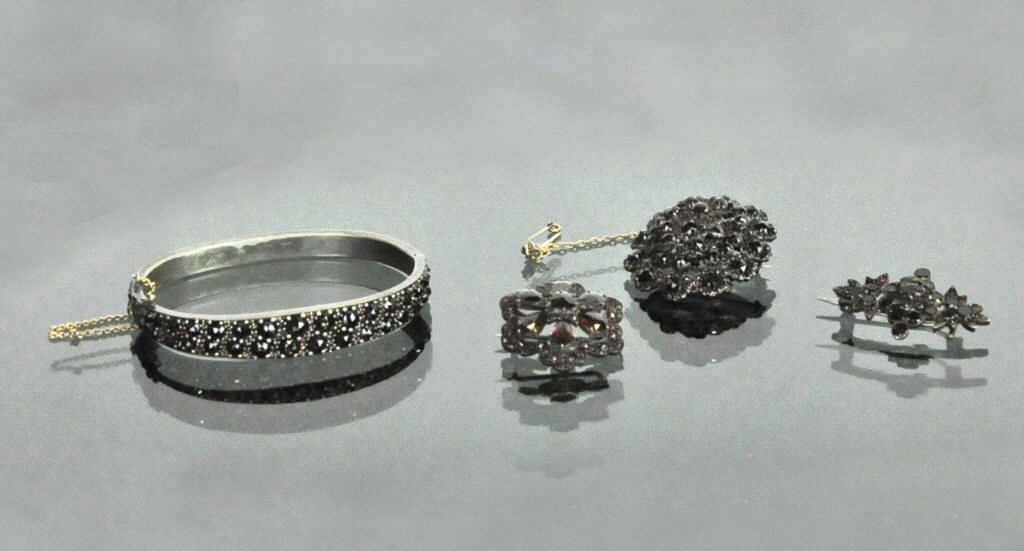 Group Antique Garnet Jewelry (1 of 9)