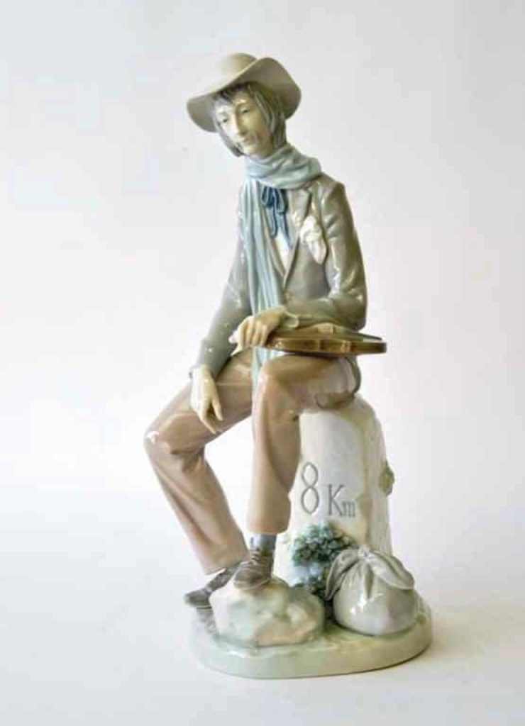 Lladro Porcelain Figurine of a Violinist (1 of 9)