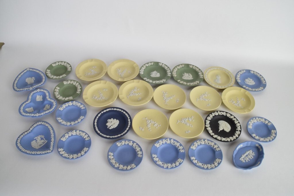 27 Small Wedgwood Jasper Ware Plates, Ashtrays (1 of 10)