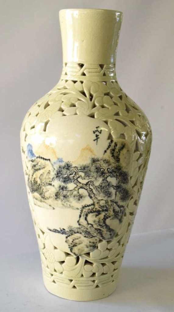 Korean Celadon Porcelain Vase (1 of 10)