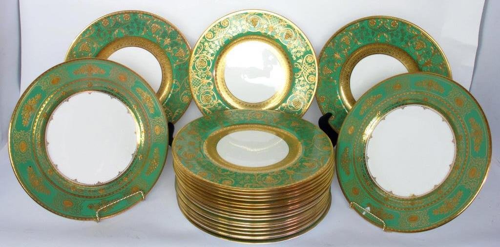 22 Pieces Minton, Wedgwood Argyle-Green China: 22 pieces 12 Minton Argyle-Green pattern fine bone English china, 10 Wedgwood plates in a similar design. 10.5" dinner plates
