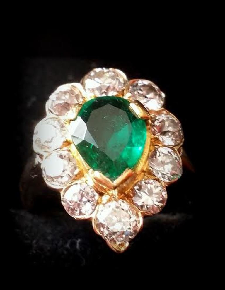 Colombian Emerald Ring Set in 18K Yellow Gold (1 of 8)