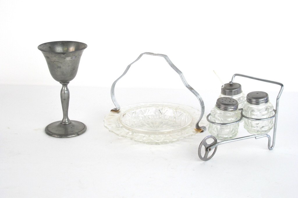 Vintage Shaker Set with Caddy (1 of 7)