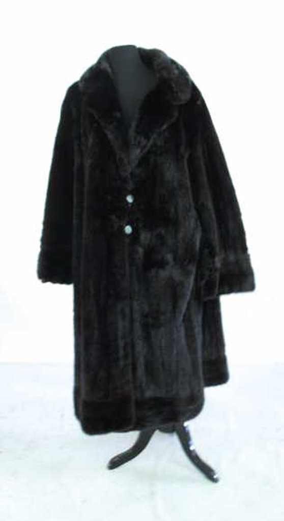 Black Mink Coat Black mink coat having fur pelts (1 of 4)