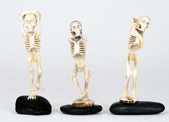 Nunun Ardica, 3 bone man, netsuke: Nunun Ardica, 3 bone man contemporary Balinese artist rusahorn (deerhorn from Java) on lavastone from Bali signed, dated 2012 total height: 5.1 inch total height: 4.5 inch total height: 4 inch Nunun A