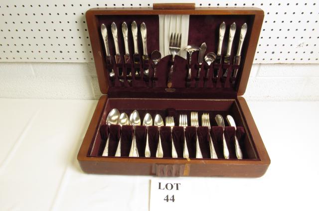 Oneida Community Plate Dinnerware Flatware Set For 8: Oneida Community Plate Dinnerware Flatware Set Service for 8 Including: Knives, Forks and Spoons, Box Measures 20" l x 12" w x 4" h