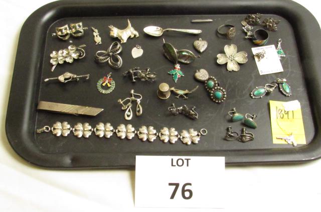 Costume jewelry: 7 pairs of earrings, bracelet with flowers, thimble, tie clip, charms, several pins