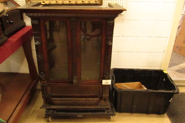 Fortuna music box: Rare Fortuna upright music box. Parts machine only Plus miscellaneous parts. A 26" disc music box that's a basket case but for someone that needs parts a treasure trove. Pick up only. We will not ship