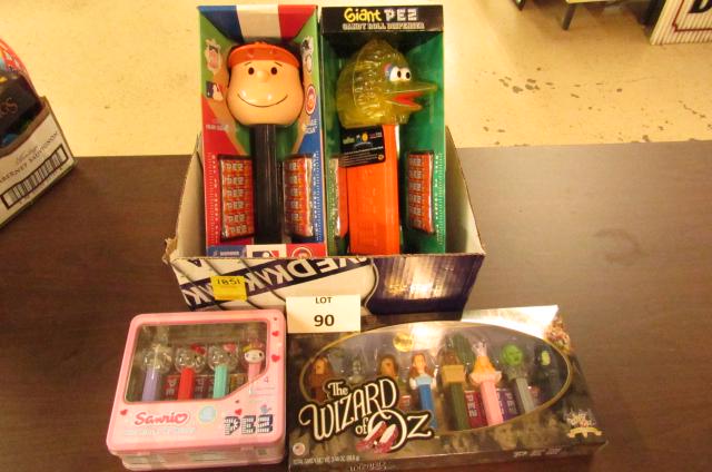 Pez Dispensers: Pez dispensers - Charlie Brown, The Wizard of Oz and other sets