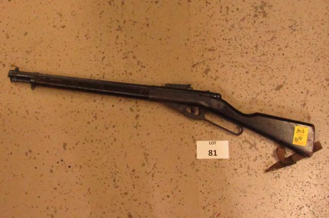 Daisy No 140 Defender 1000 shot repeater BB Gun.: Daisy No 140 Defender 1000 shot repeater BB Gun. Manufacturer: is Daisy Manufacturing Co. Plymouth, Michigan. Note: Strap is damaged and much of it is missing. **Disclaimer**: Given COVID-19 restricti