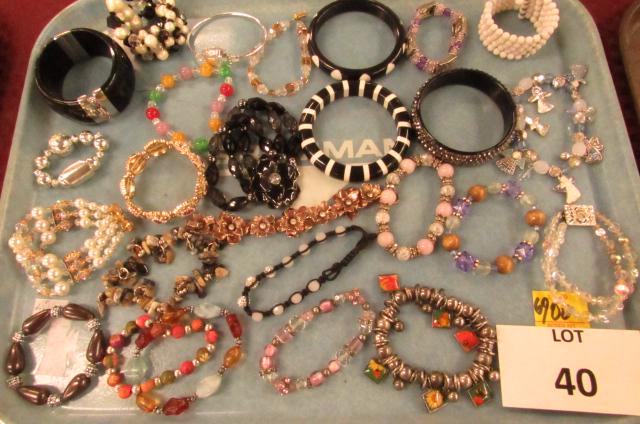 Costume jewelry lot: Large bracelet lot with beads, crystals and stones