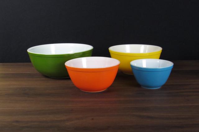 Vintage Pyrex Nesting Bowl Set. (1 of 3)