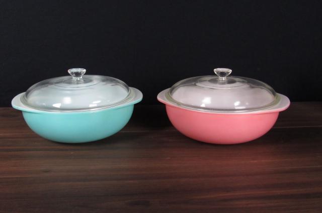 Set of 2 vintage pyrex bowls with lids. (1 of 3)