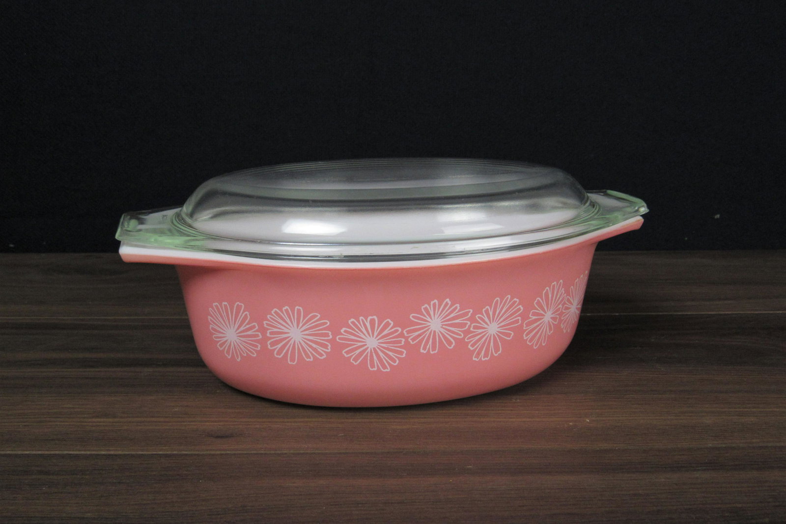 Vintage Pyrex pink ovenware dish. (1 of 3)
