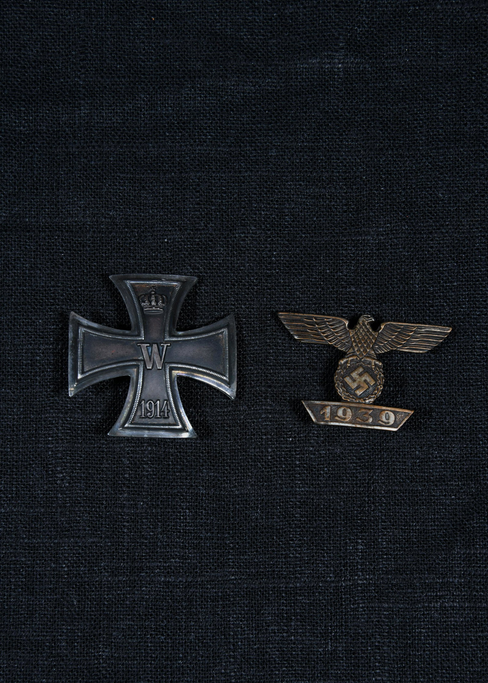 WWI German 1939 Clasp to 2nd Class 1914 Iron Cross: A WWI German 1939 clasp to 2nd class 1914 iron cross. A silver nickel iron cross with a crown at the top, "W" at the center and "1914" at the bottom. *notes- some tarnish and general wear. Overall, gr