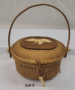 Vintage Nantucket Basket Purse with Seagull: A vintage Nantucket style basket purse with seagull plaque on top of lid. Has pin and peg closure. Bottom is marked "Muzzy, Delroy Beach, Fla." Dimensions are 9"x6"x6". *notes- piece missing on