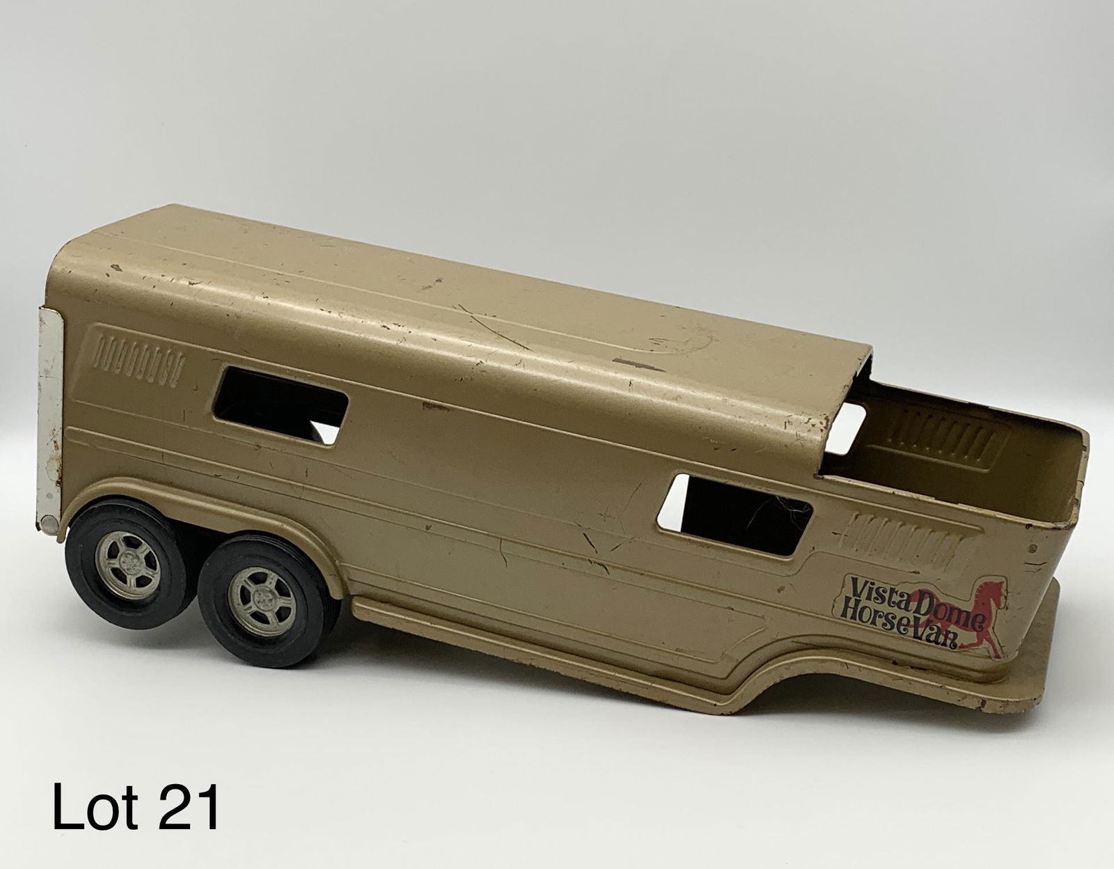 Vintage ERTL Vista Dome Horse Van: A vintage 1960's ERTL beige Vista Dome pressed steel horse van trailer. Trailer measures 15 1/2" long. *notes- scratching and wear.