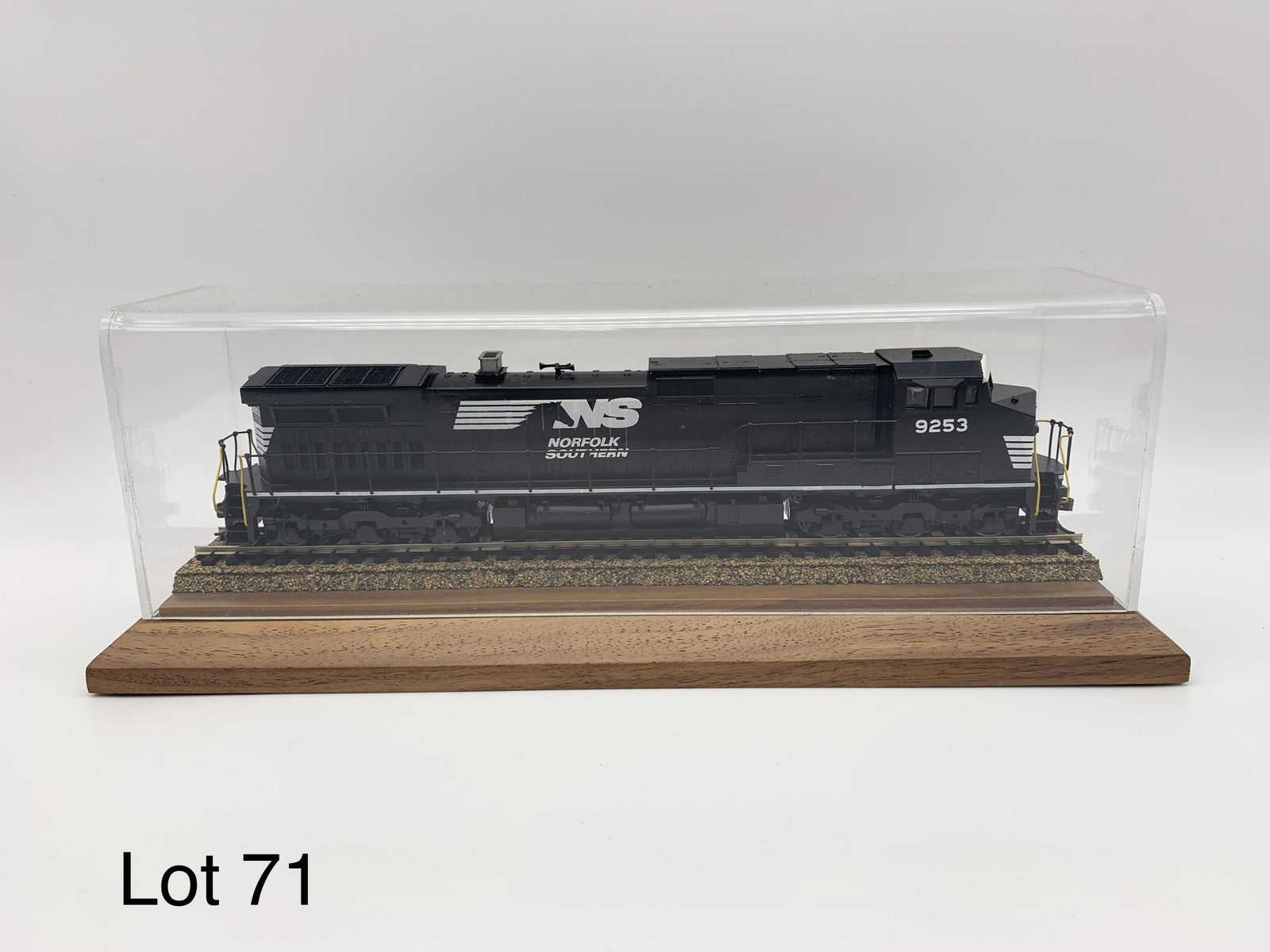 Norfolk Southern Train Car Model #9253 In Display Case (1 of 7)