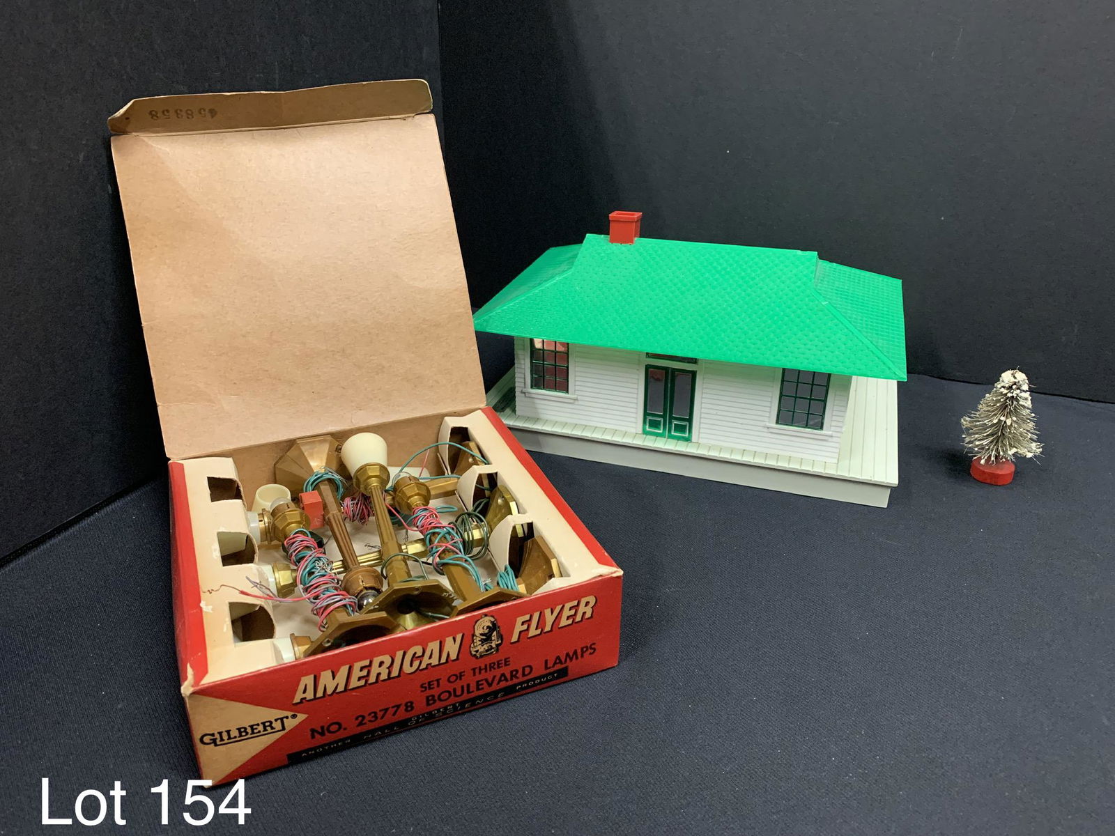 Vintage 1950's American Flyer Street Lamps and Building (1 of 9)