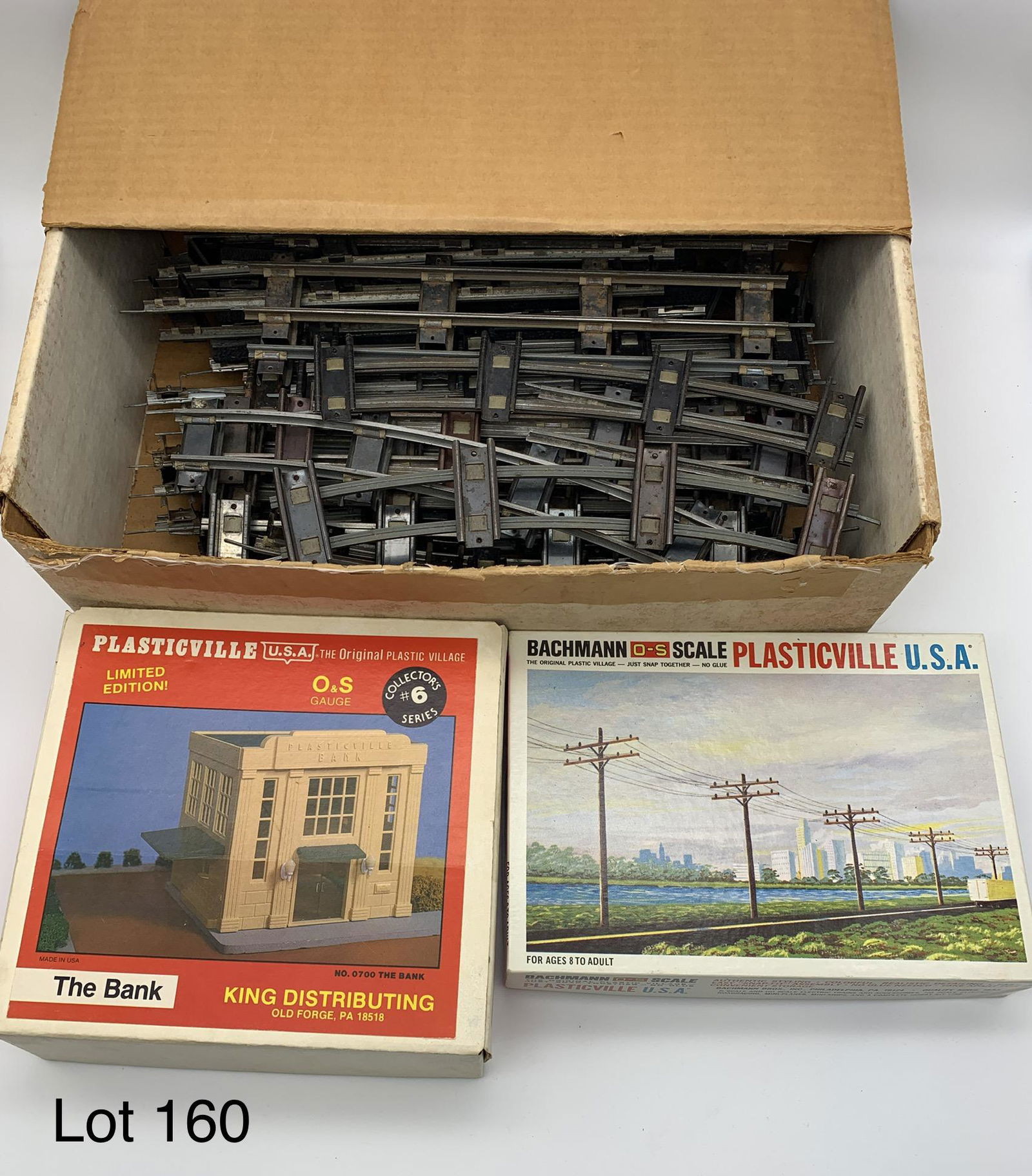Vintage Model Train Tracks and Accessories (1 of 5)