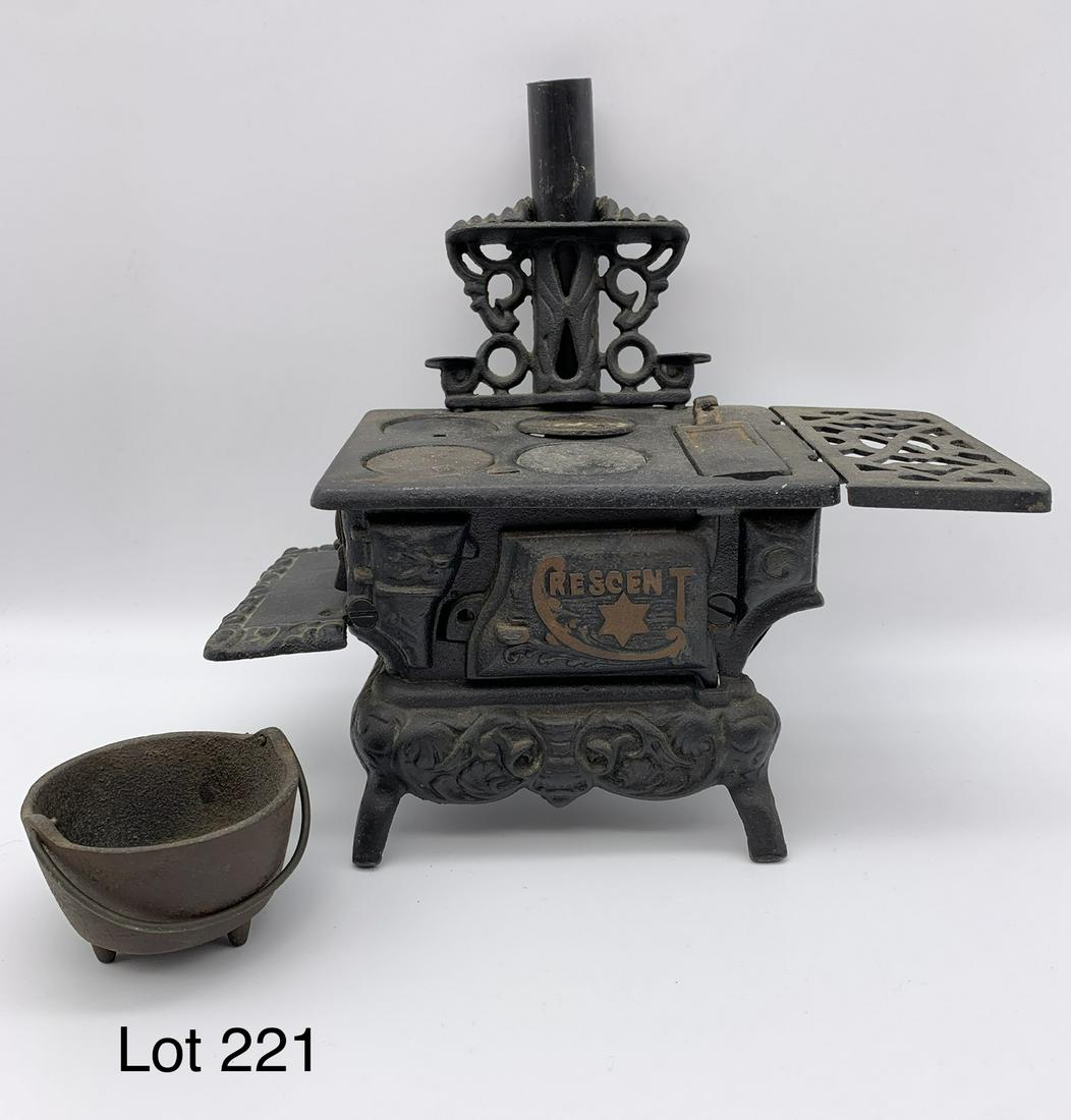 Crescent Cast Iron Stove and Cauldron (1 of 8)
