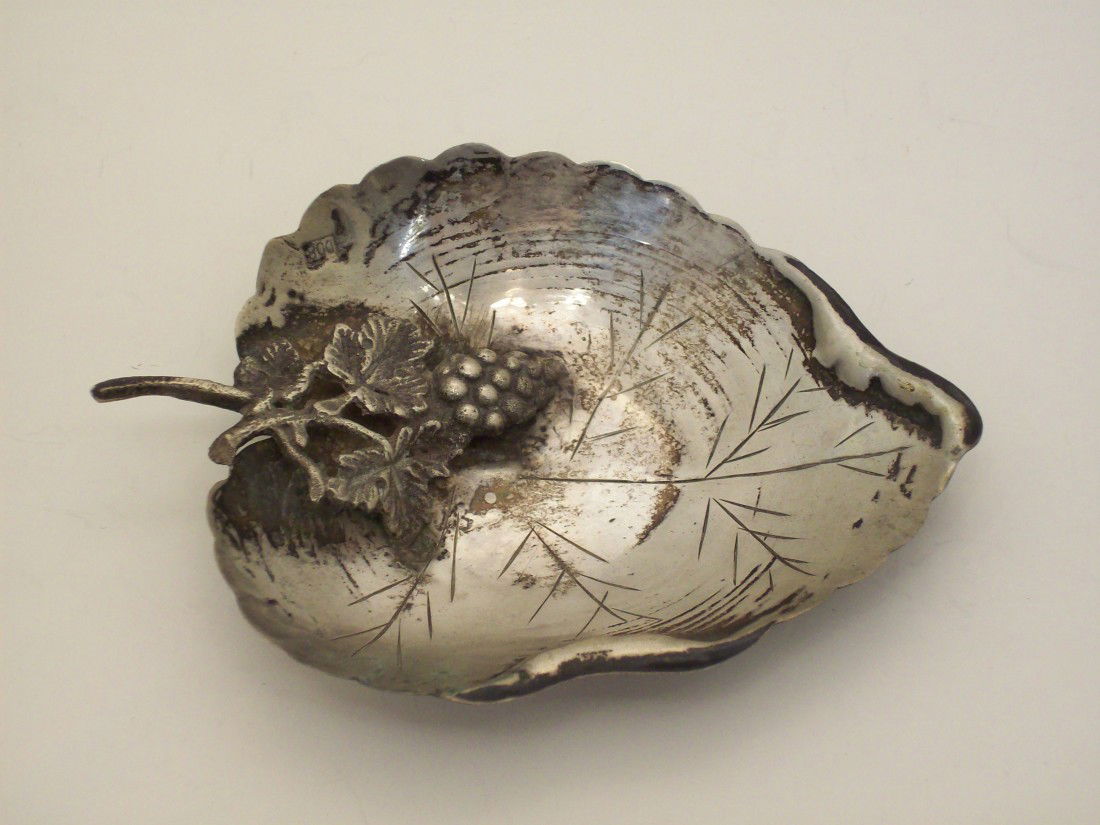 800 Silver Leaf Tray: 800 Silver Leaf Tray with no markers mark, nicely detailed with grape cluster