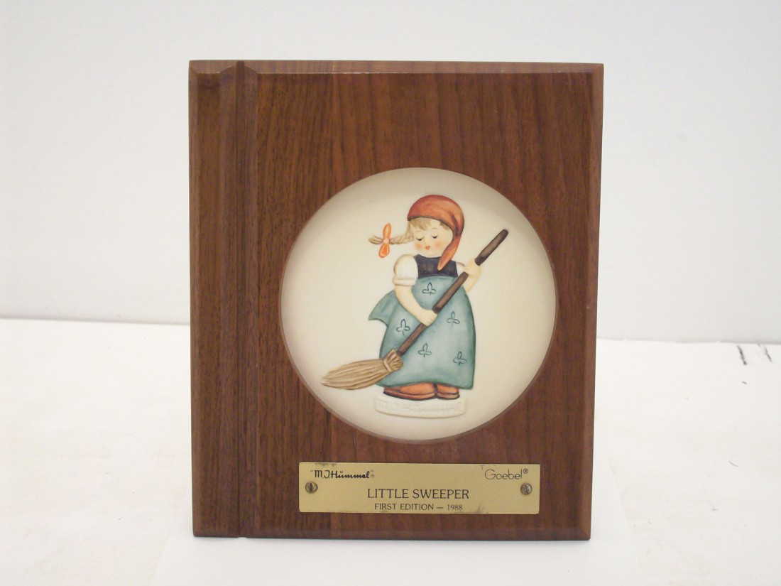 Hummel Little Sweeper Mini Plate In Wood Frame