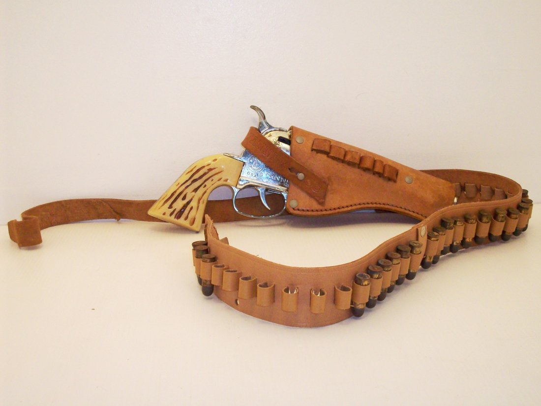 Mattel Fanner 50 Toy Cap Gun, Holster and Belt: 1958 Mattel Fanner 50 Crossdraw Holster Set. Fanner 50 with six plastic bullets, the cap advance roller is out of position and will not allow the toy to shoot. Mattel belt holds a total of 32 with 21