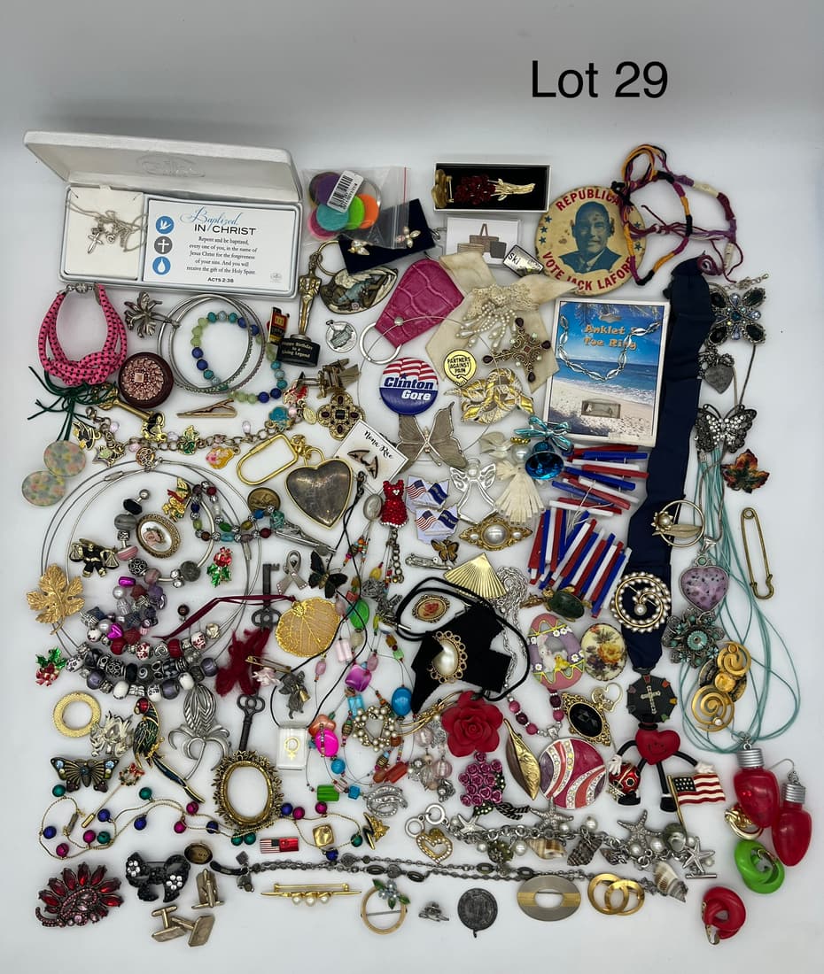 Lot of Mixed Costume Jewelry Findings Featuring Pins: A mixed lot of unique costume jewelry pieces and findings, particularly a number of very nice pins. Includes earrings, cufflinks, keychains, and much more.
