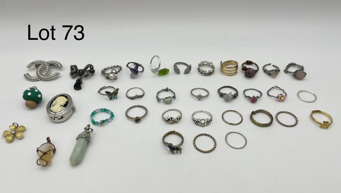 Mixed Costume Jewelry Lot Featuring Rings (1 of 7)