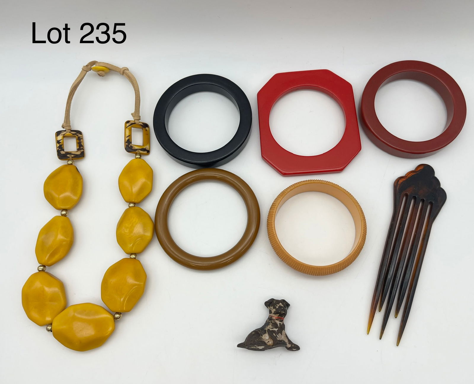 Collection of Jewelry and Accessories in Bakelite (1 of 8)