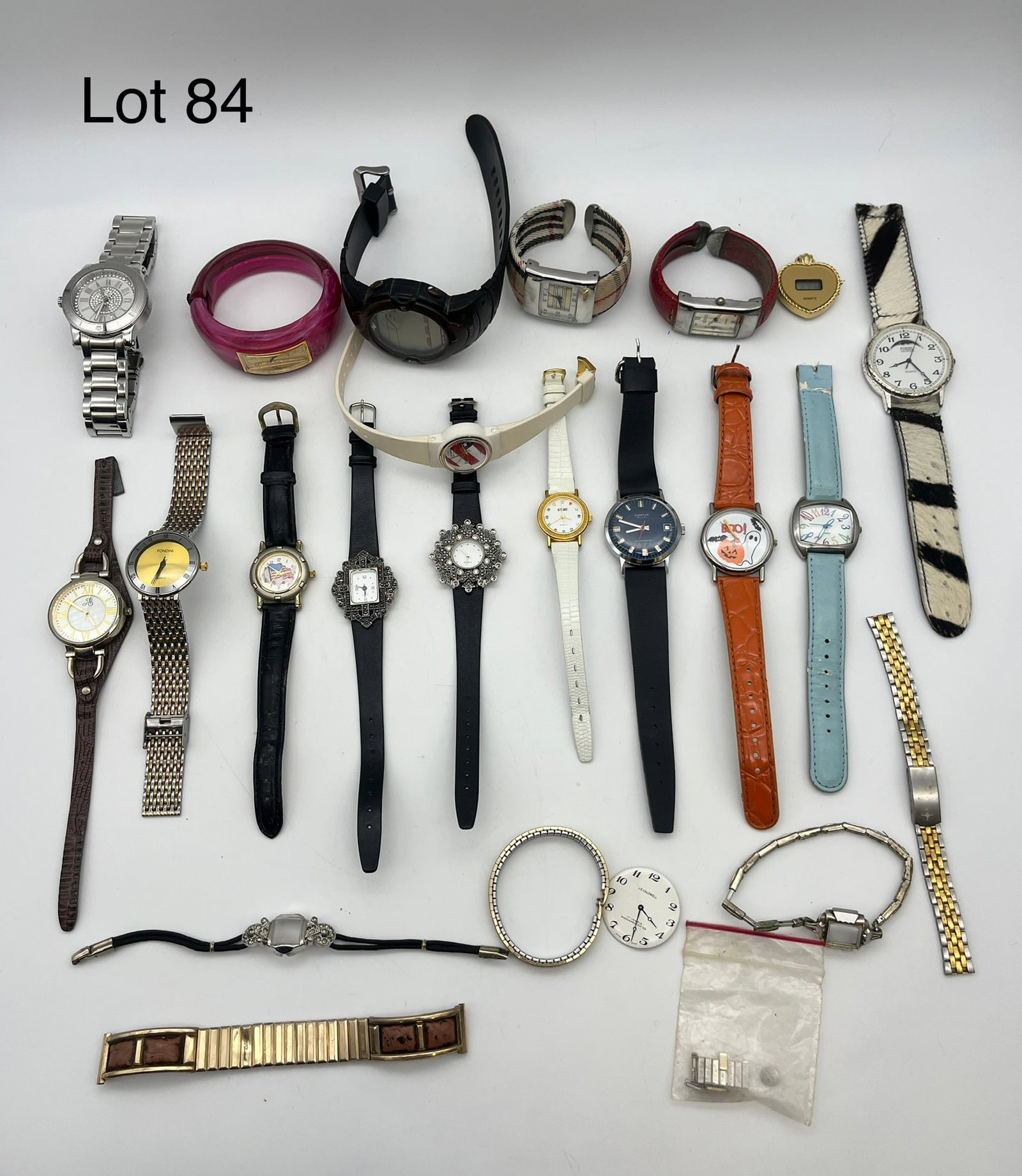 Mixed Lot of Wrist Watches and Watch Parts: A mixed lot of seventeen wrist watches that includes both digital and analog pieces. Makers include Fossil Collection, Fondini, Gitano, Lugano, Gucci, Diantus, and more. Lot also includes some watch p