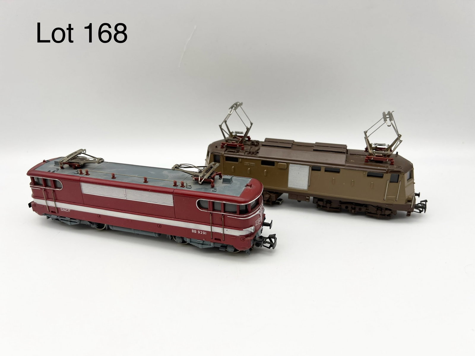 Duo of Marklin HO Locomotives: Group of two Marklin HO locomotives. Includes a "HAMO" electric locomotive SNCF BB9291 #8359 and a Italian electric locomotive #3035. Both untested. 7" long each. *notes- mild wear.