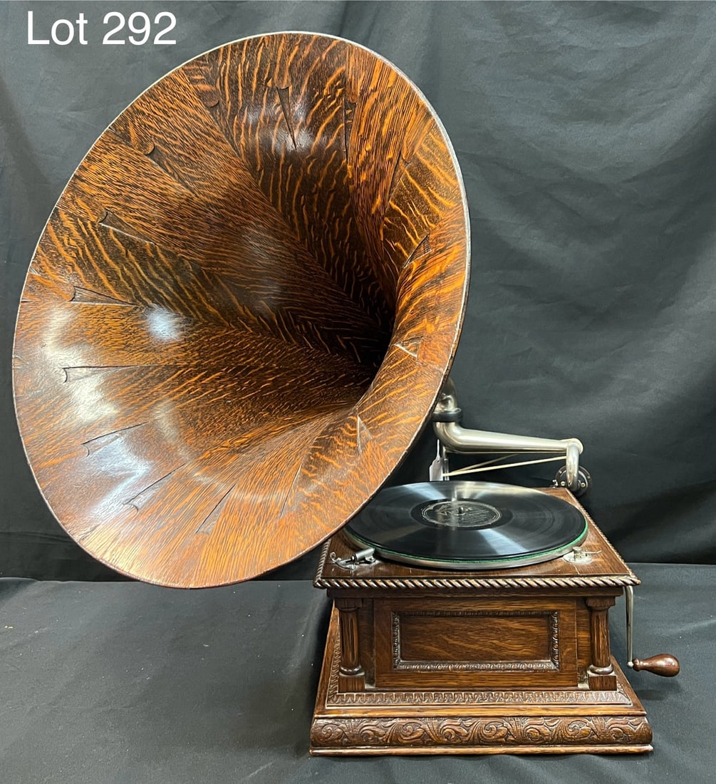 1903 Victor D Oak Table Top Phonograph with Spear Point Horn: The Victor D oak table top phonograph with an optional oak spear point horn. Made by Victor Talking Machine Co. Features a large triple-spring motor, standard brass horn and deluxe dark oak cabinet. T