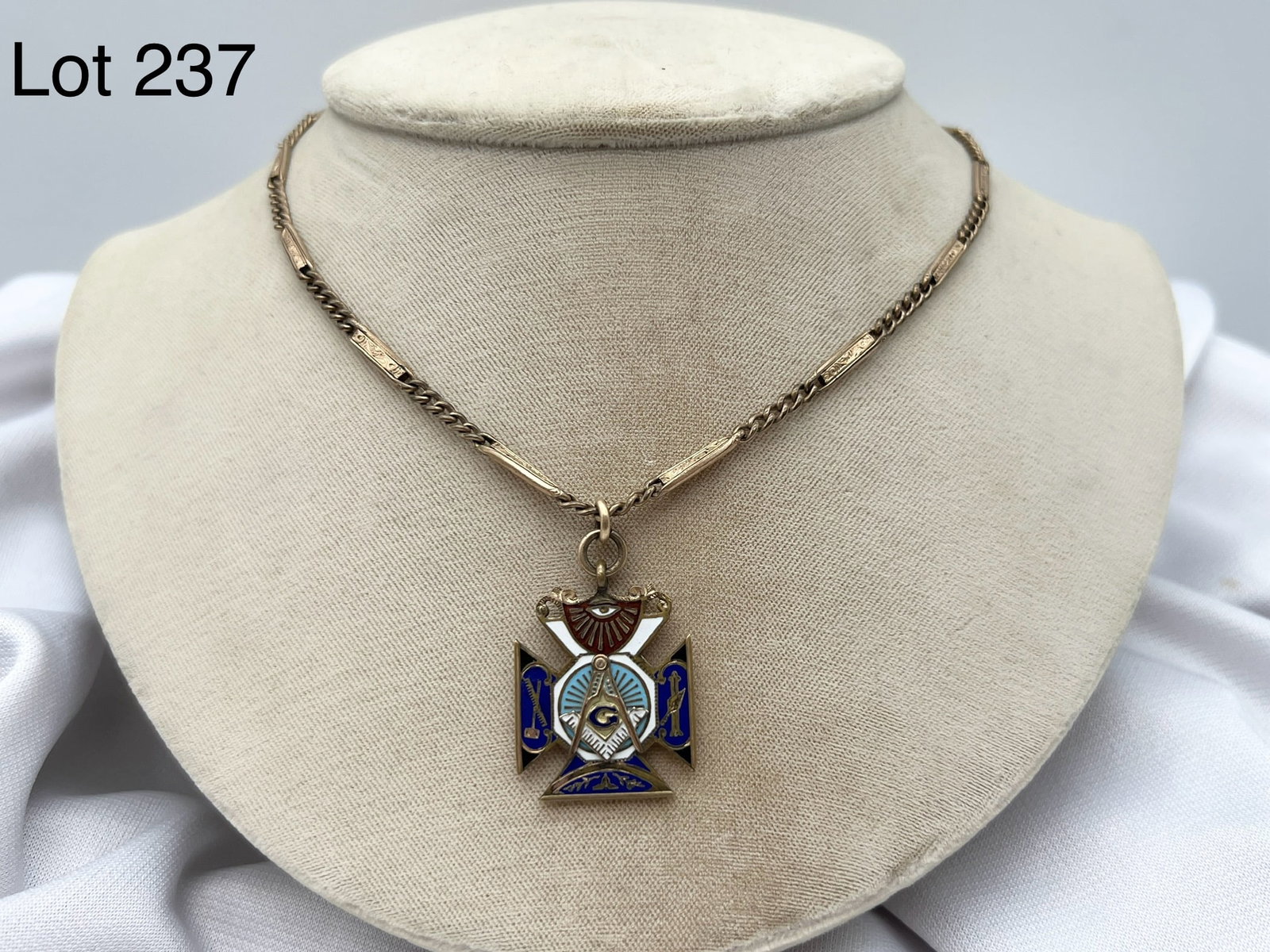 Knights of Templar Masonic Necklace: A Knights of Templar masonic pendant necklace. Back of pendant is marked "Thomas A. Stewart, Hiram Lodge, No. 81. Chain is marked "Simmons."