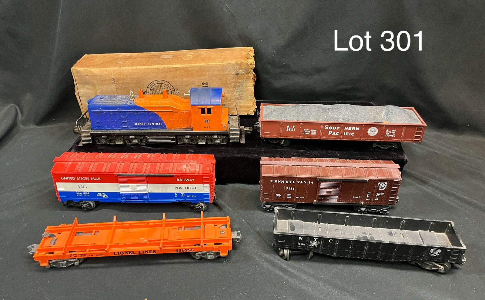 Vintage Lionel 611 Jersey Central Diesel Locomotive 2/ Mixed Cars (1 of 14)