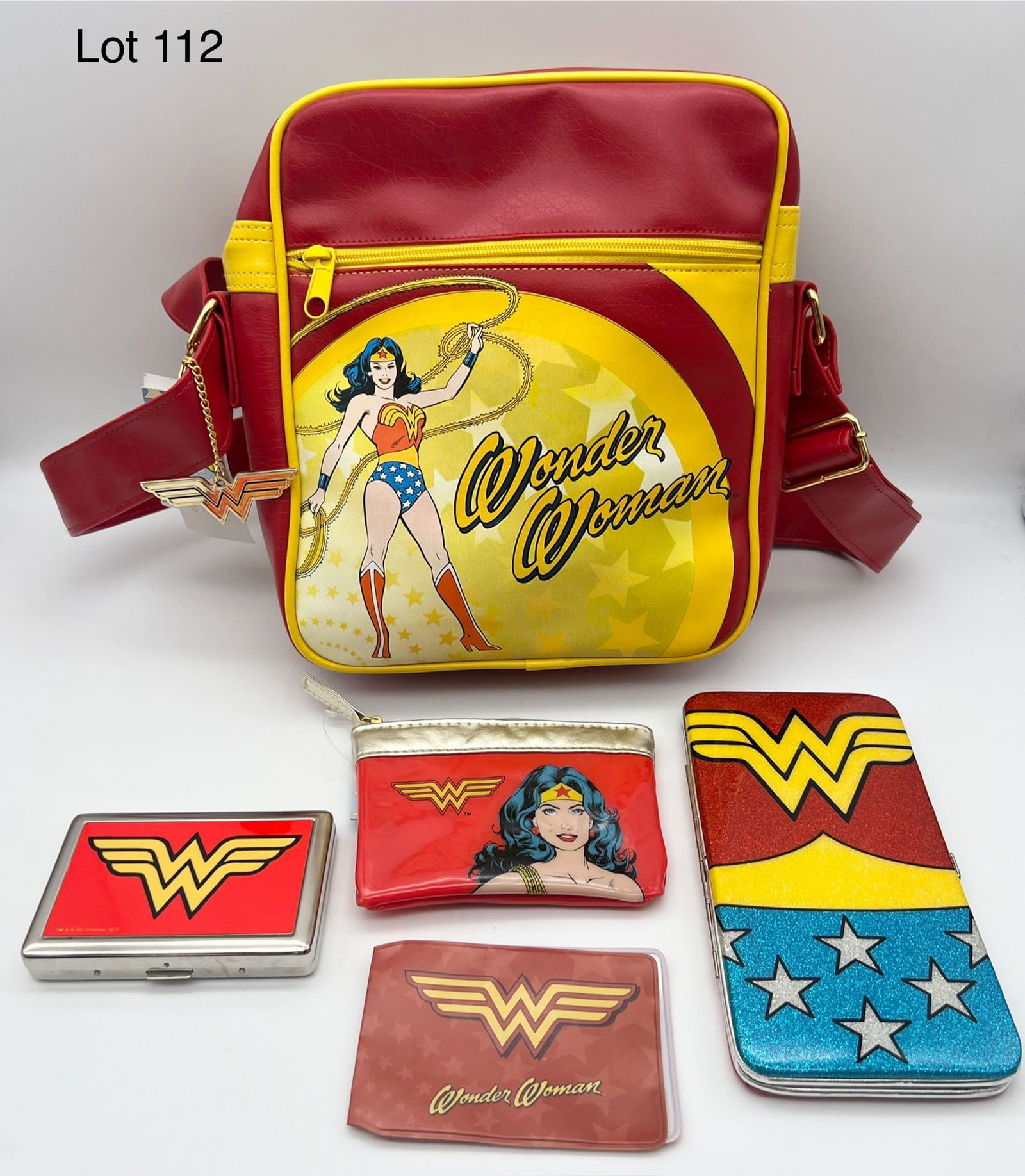 Wonder Woman Half Moon Bay Vinyl Bag and Wonder Woman Accessories (1 of 8)