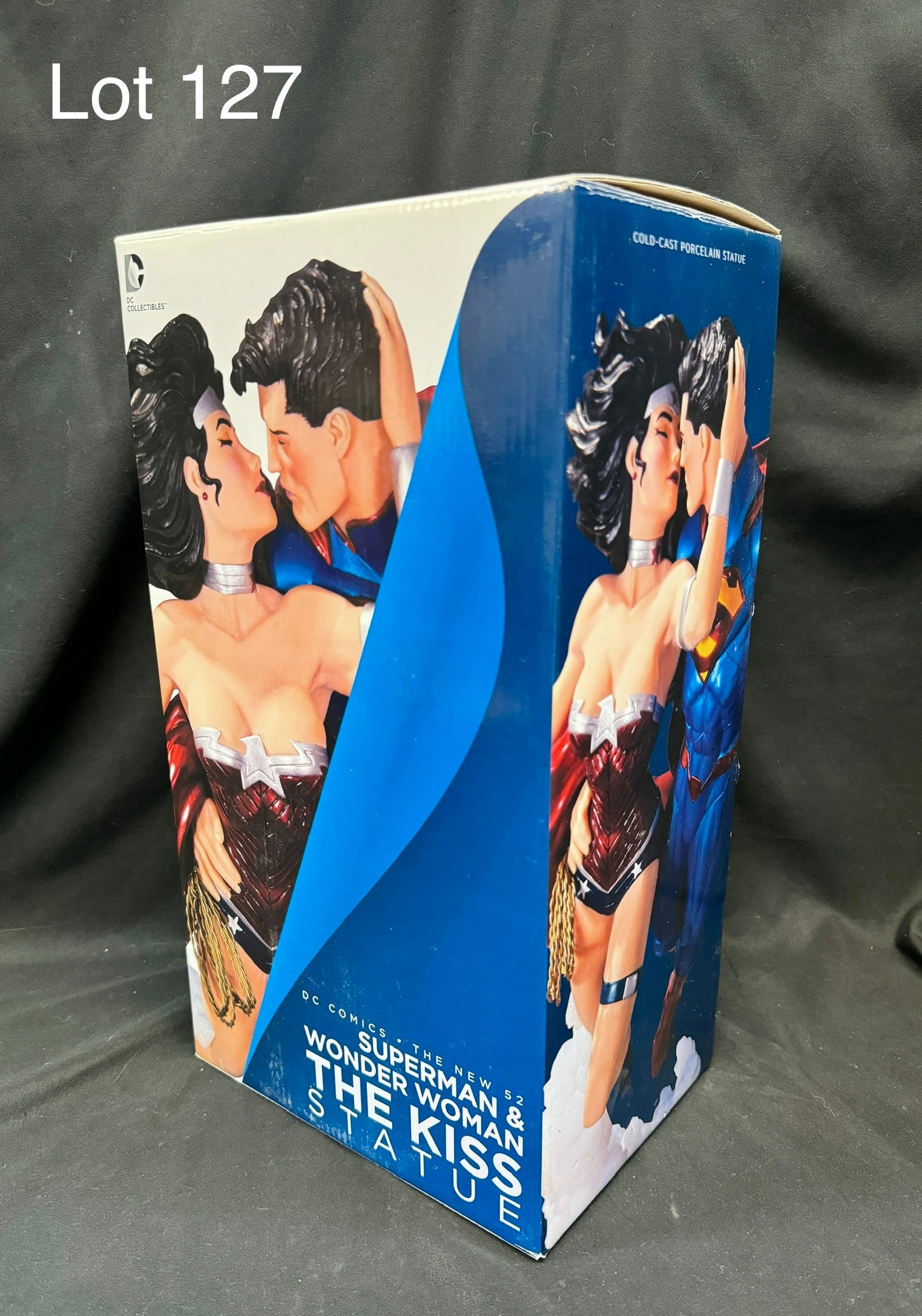 DC Comics The New 52 Superman & Wonder Woman 'The Kiss' Statue (1 of 6)