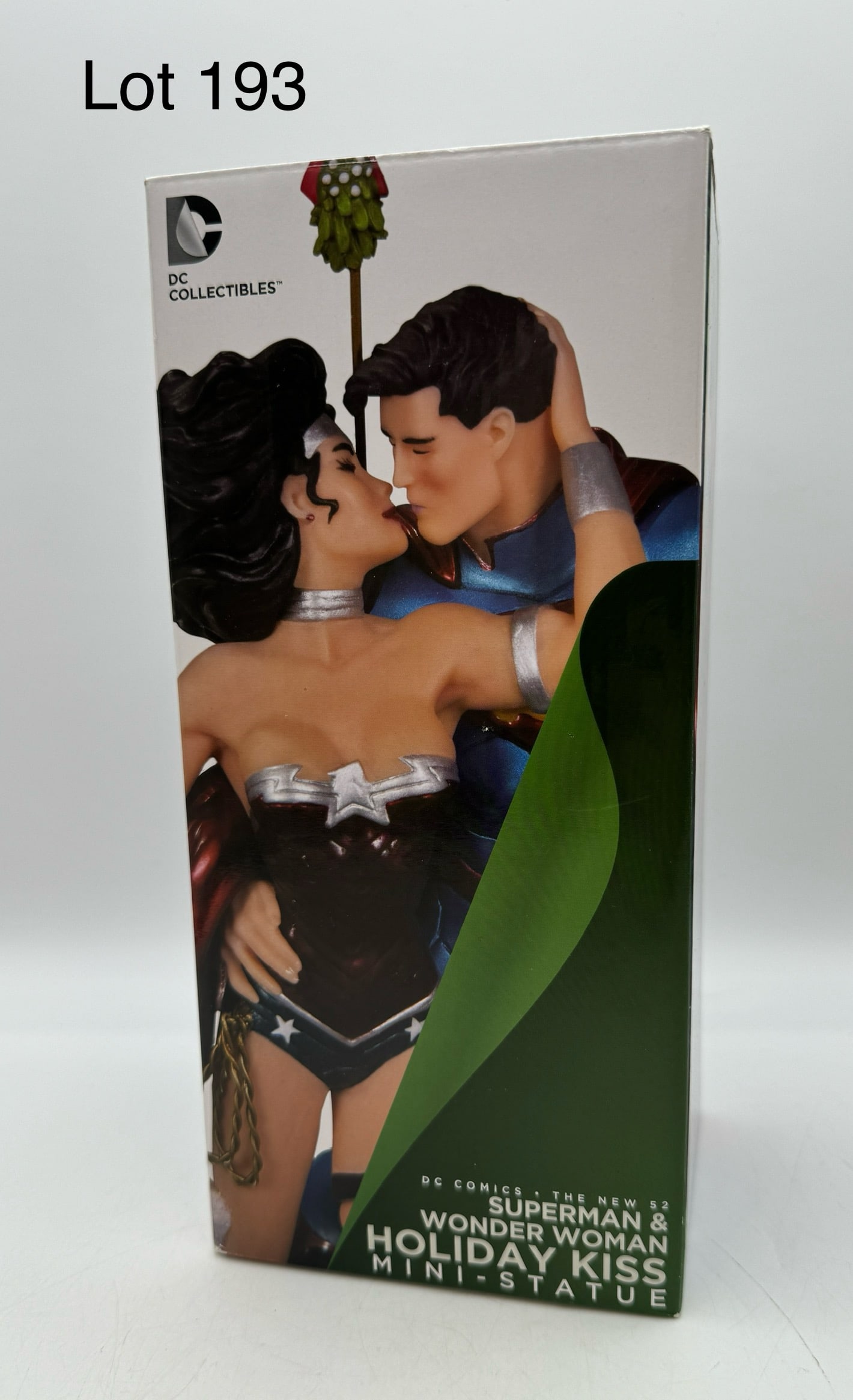 DC Comics Superman & Wonder Woman 'Holiday Kiss' Mini-Statue (1 of 4)