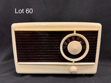 Mid Century Truetone D-2109 Bakelite Tube Radio