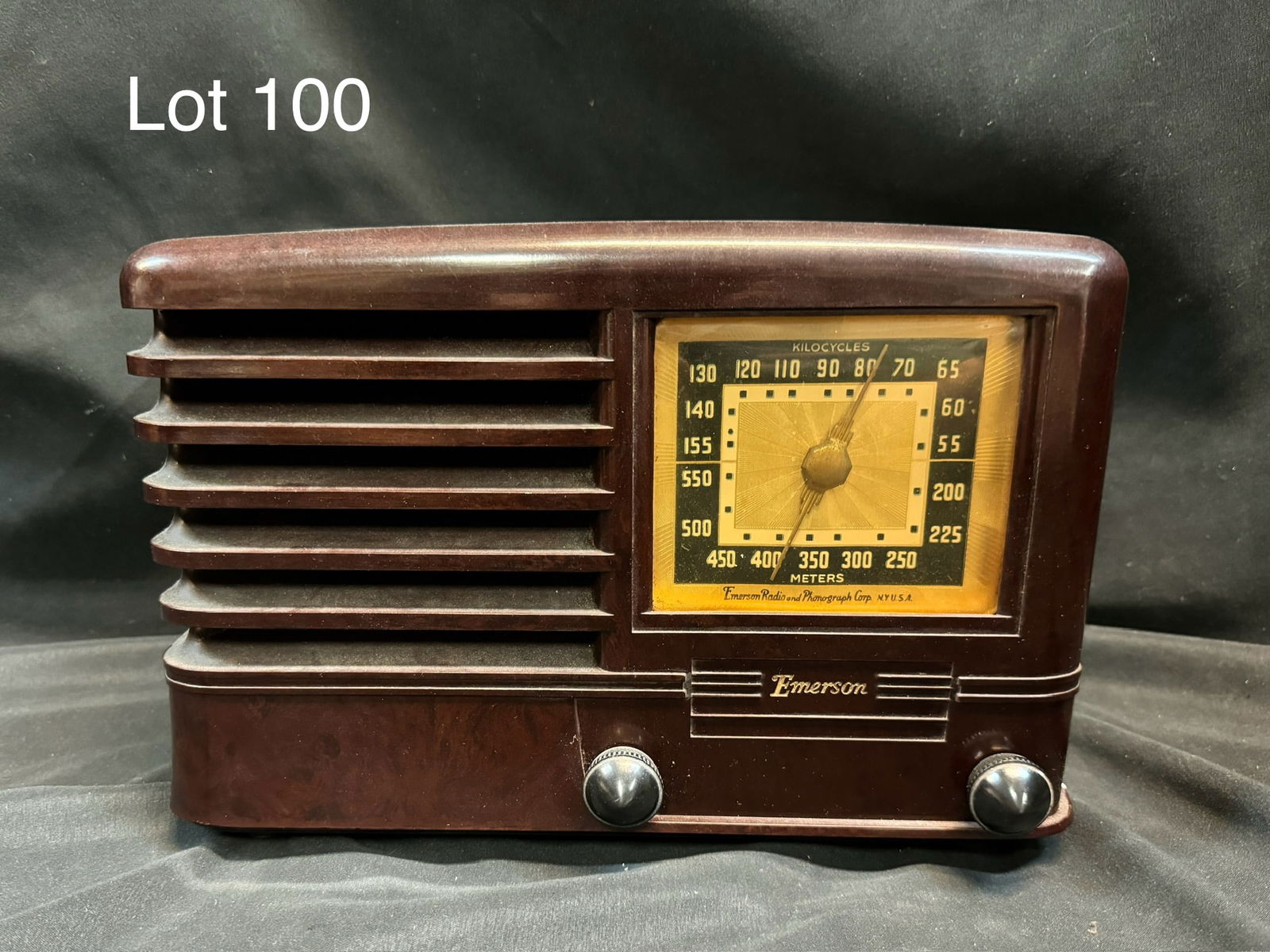 1941 Emerson 330 Bakelite Tube Radio (1 of 6)
