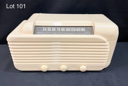 1946 Woolaroc 3-1A Tube Radio