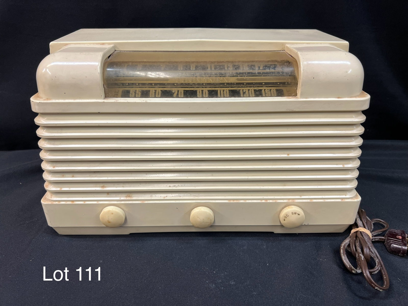 1947 Truetone D2718 Stratoscope Tube Radio: A 1947 Truetone D2718 Stratoscope tube radio. Features: table, plastic, upper front slide rule dial, lower horizontal wrap-around louvers, 3 knobs, BC, SW, AC/DC. Front is marked "Emerson Radio and Te