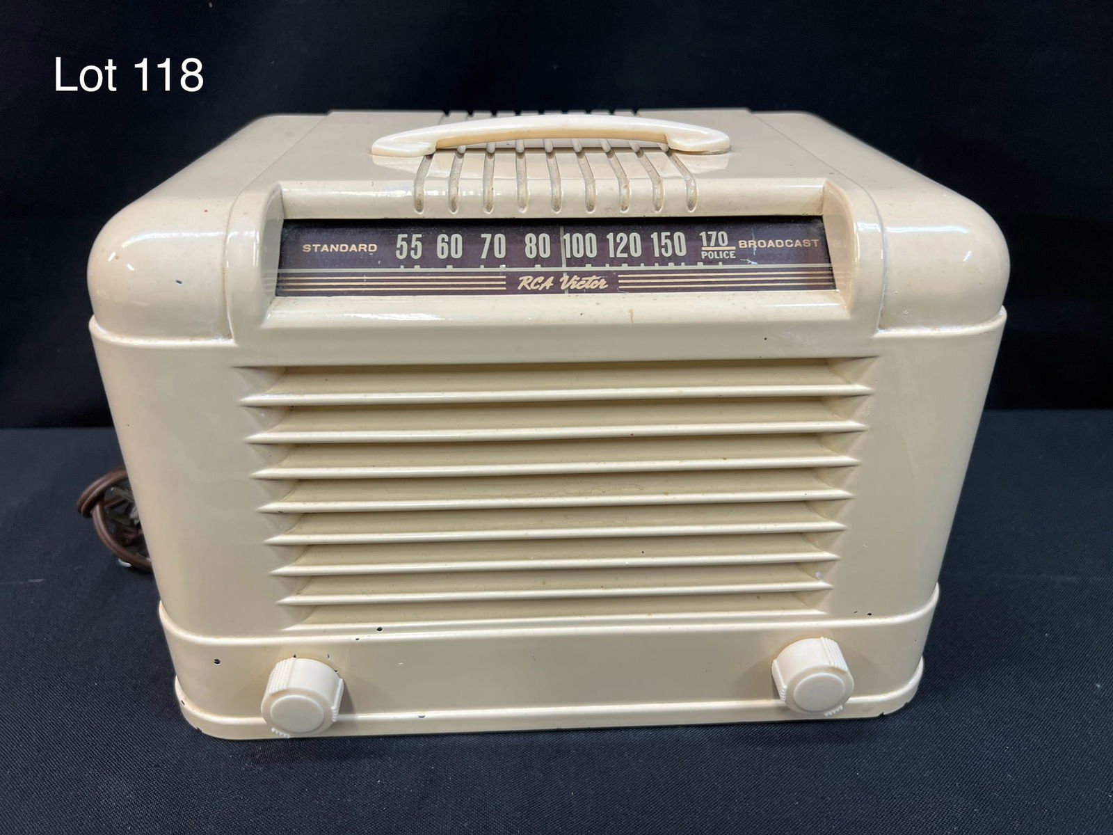 1942 RCA 12X2 Tube Radio (1 of 6)