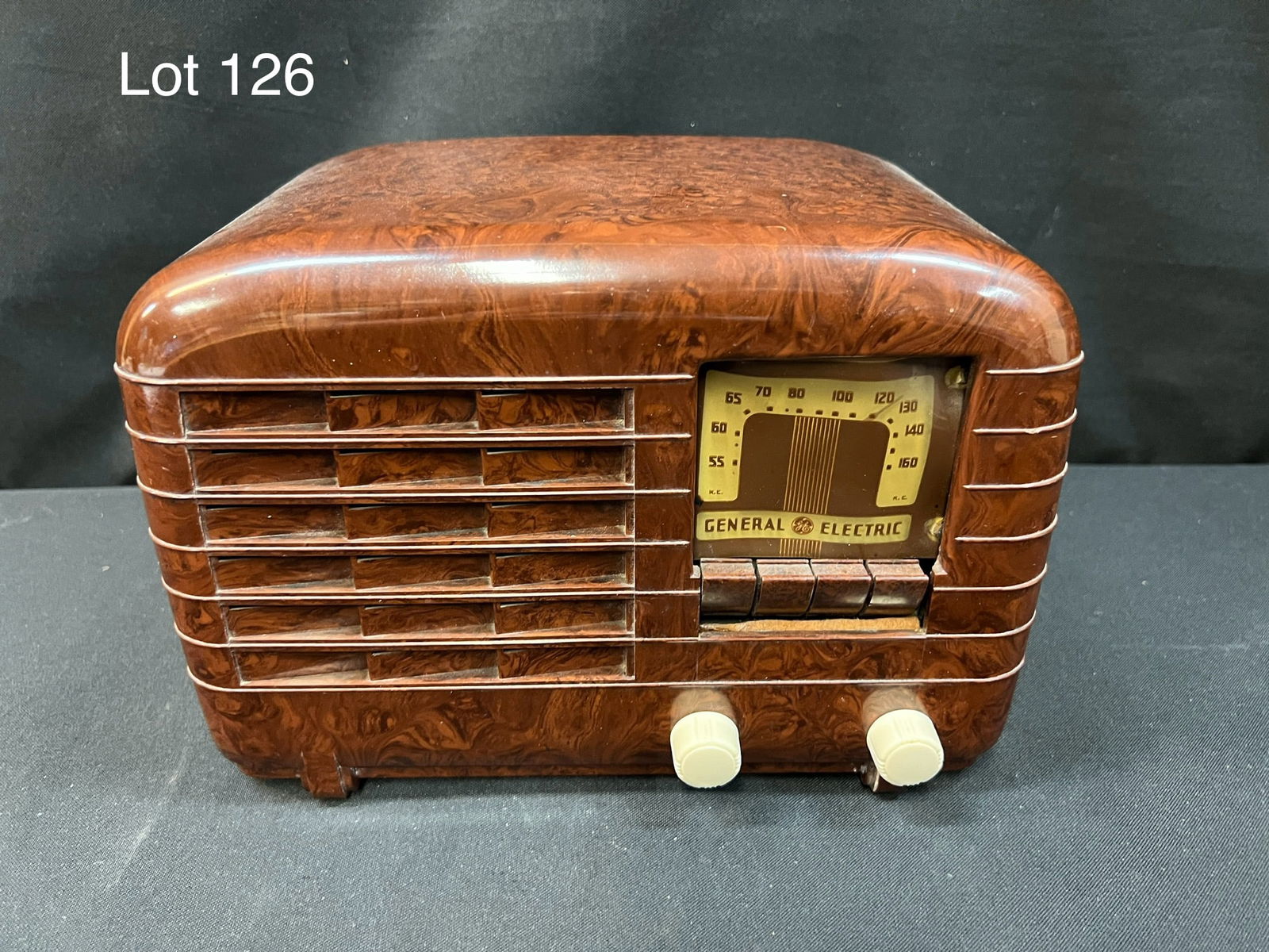 1939 General Electric H-610 Tube Radio (1 of 6)