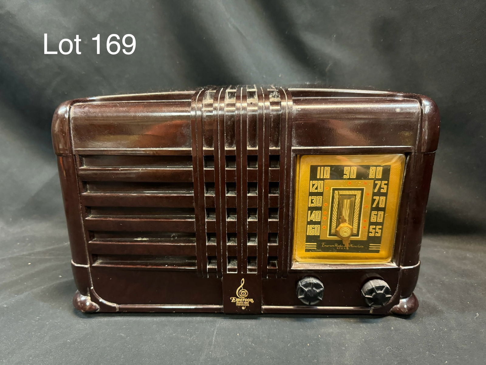 1940 Emerson 343 Tube Table Radio (1 of 8)