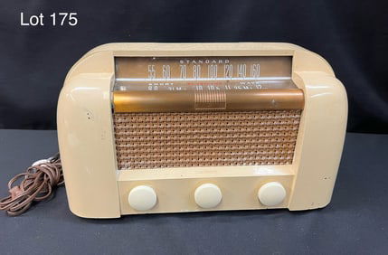 1946 RCA 66X2 Tube Radio
